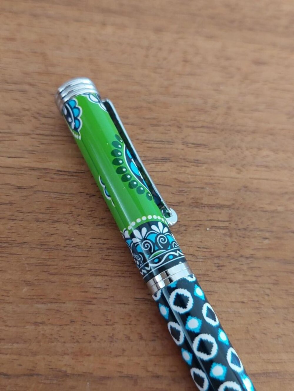 vera bradley cupcake green pen with green, blue, and black geometric pattern wit